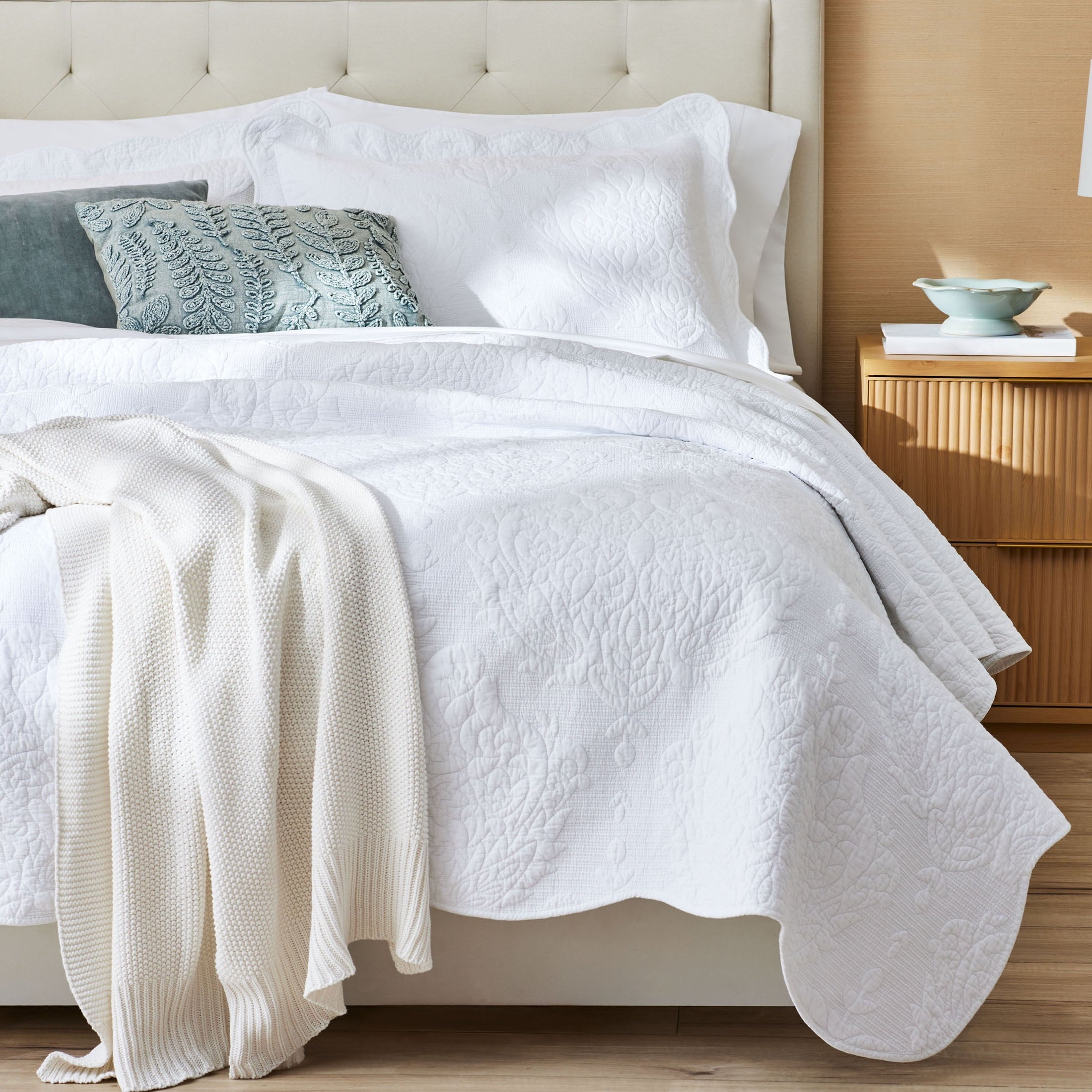 Better Homes & Gardens White Paisley Medallion Cotton Embroidered Quilt, Full/Queen