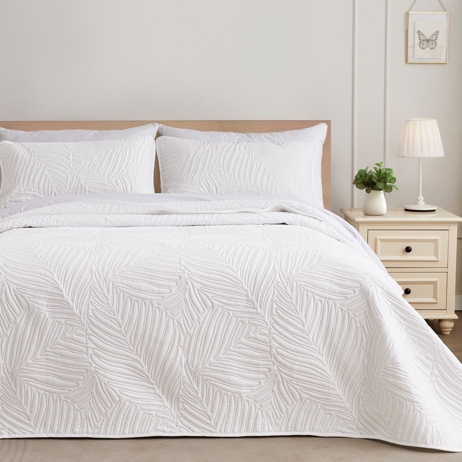 Exclusivo Mezcla Ultrasonic King Size Quilt Set White, 3 Pieces Lightweight Bedspread Leaf Pattern Bed Cover Soft Microfiber Coverlet Bedding Set for All Seasons