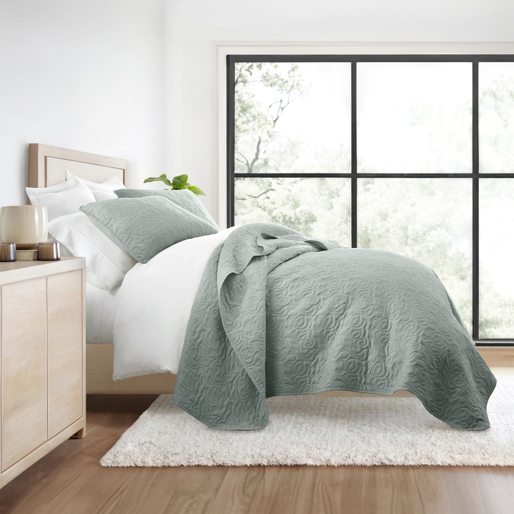 Wrinkle Resistant All Season Quilt Set Coverlet Eucalyptus Floral Stitched for King Size Bedding by Comfort Canopy